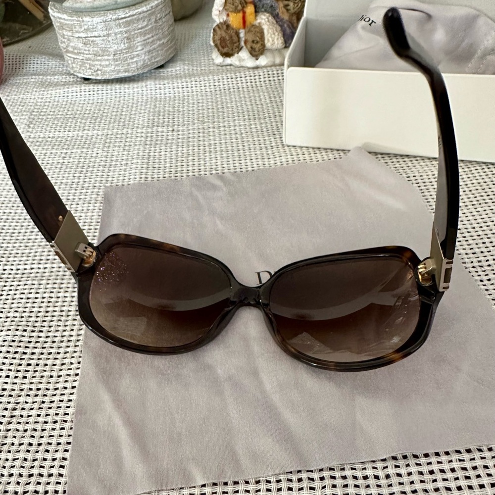 Dior Fashion Sunglasses with Chunky Frames - Picture 3 of 5